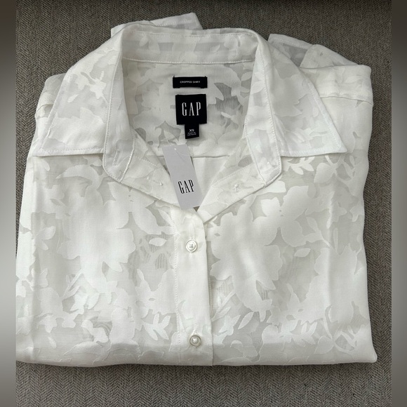 Brand New : Gap - Button Down Crop Top - Picture 2 of 3